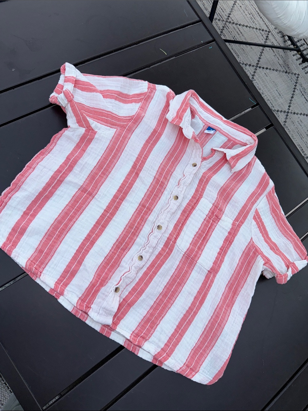 Old Navy Short-Sleeve Button-Up Shirt in Coral and White Stripes M 100% cotton
